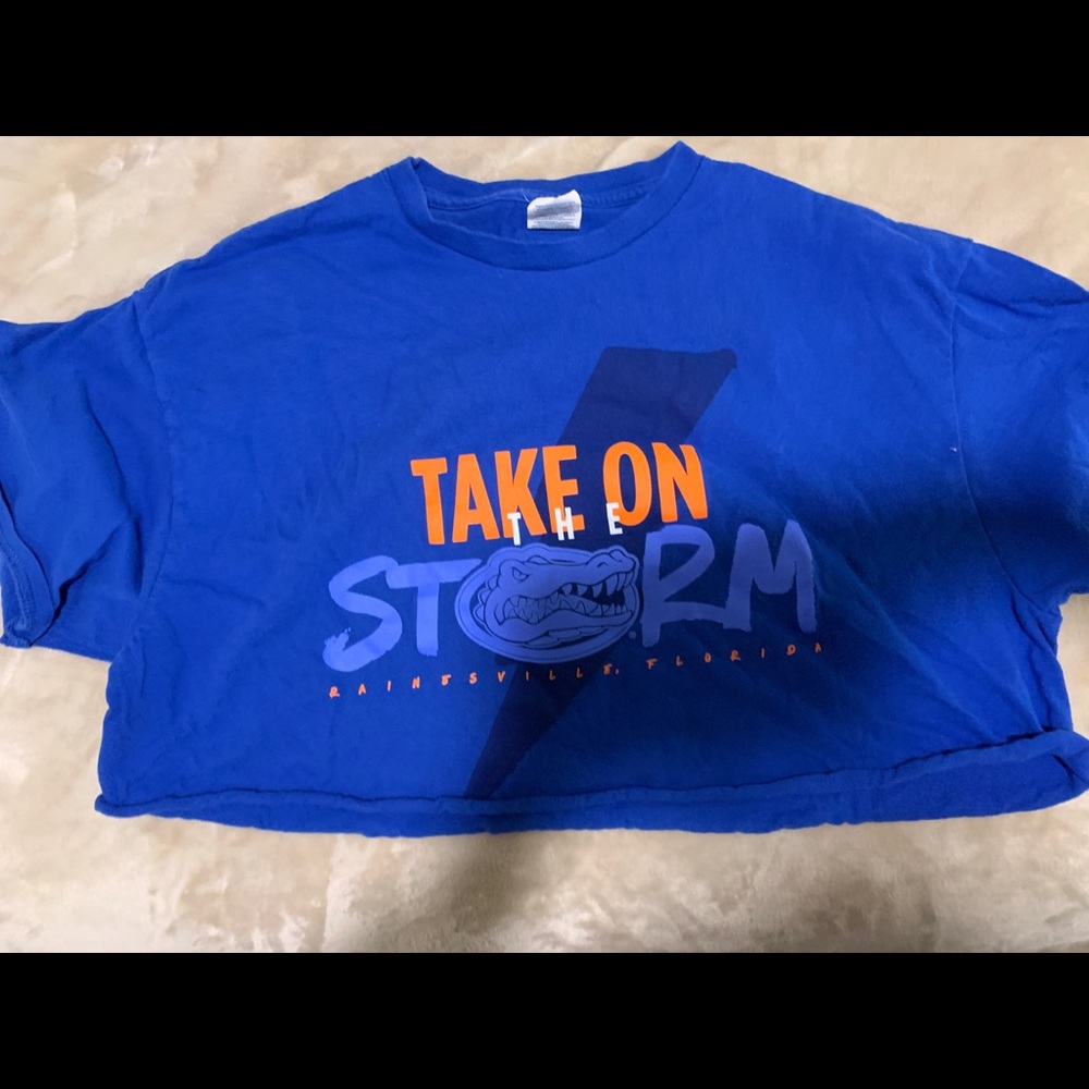 Short sleeve cropped gator tshirt